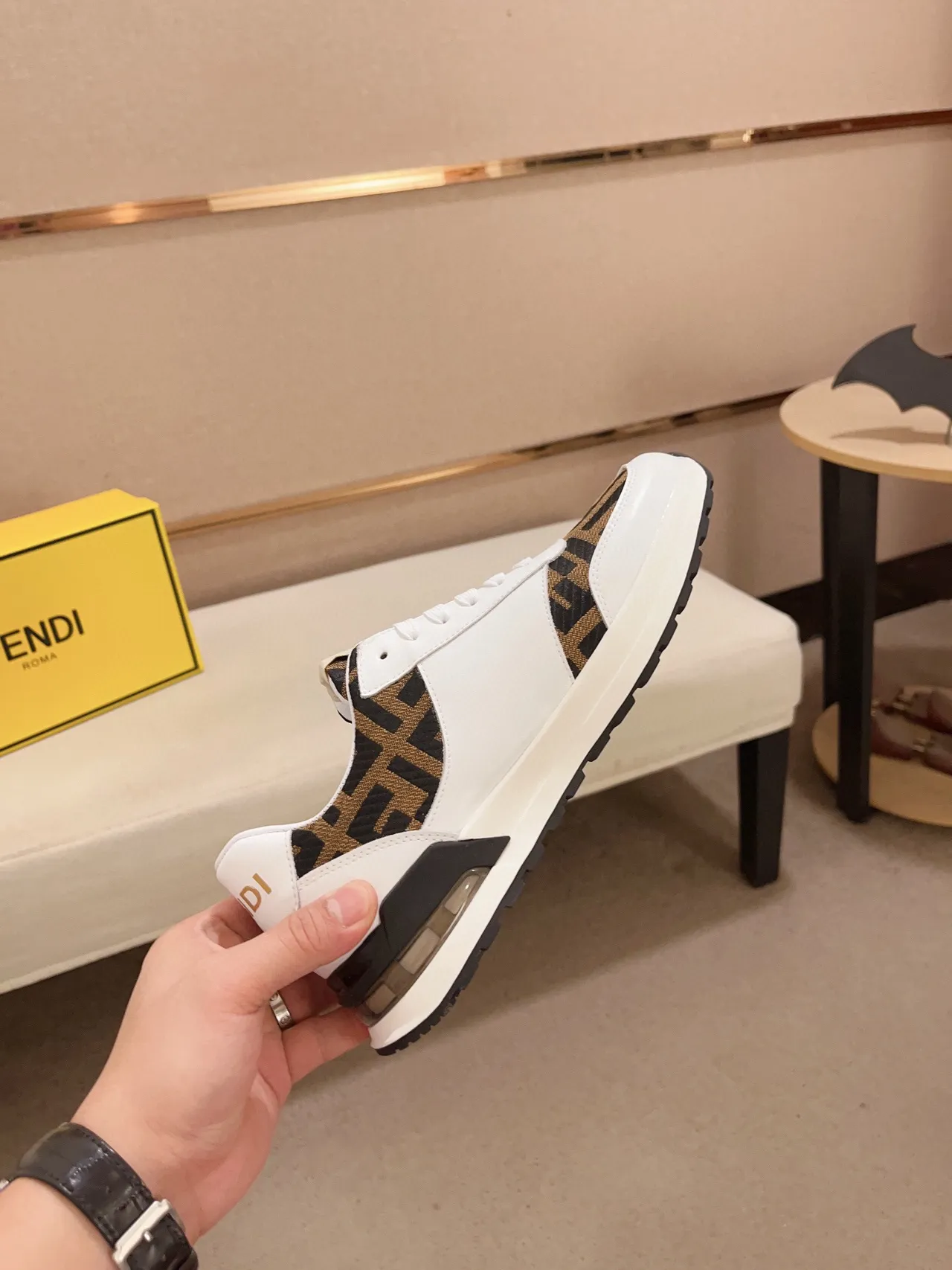 Fendi Tênis Lifestyle Branco e Marrom com Painéis Monogram 6