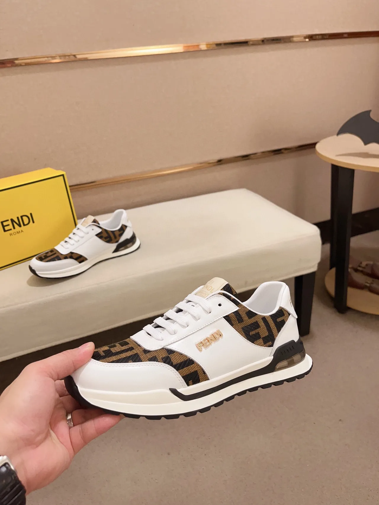Fendi Tênis Lifestyle Branco e Marrom com Painéis Monogram 8