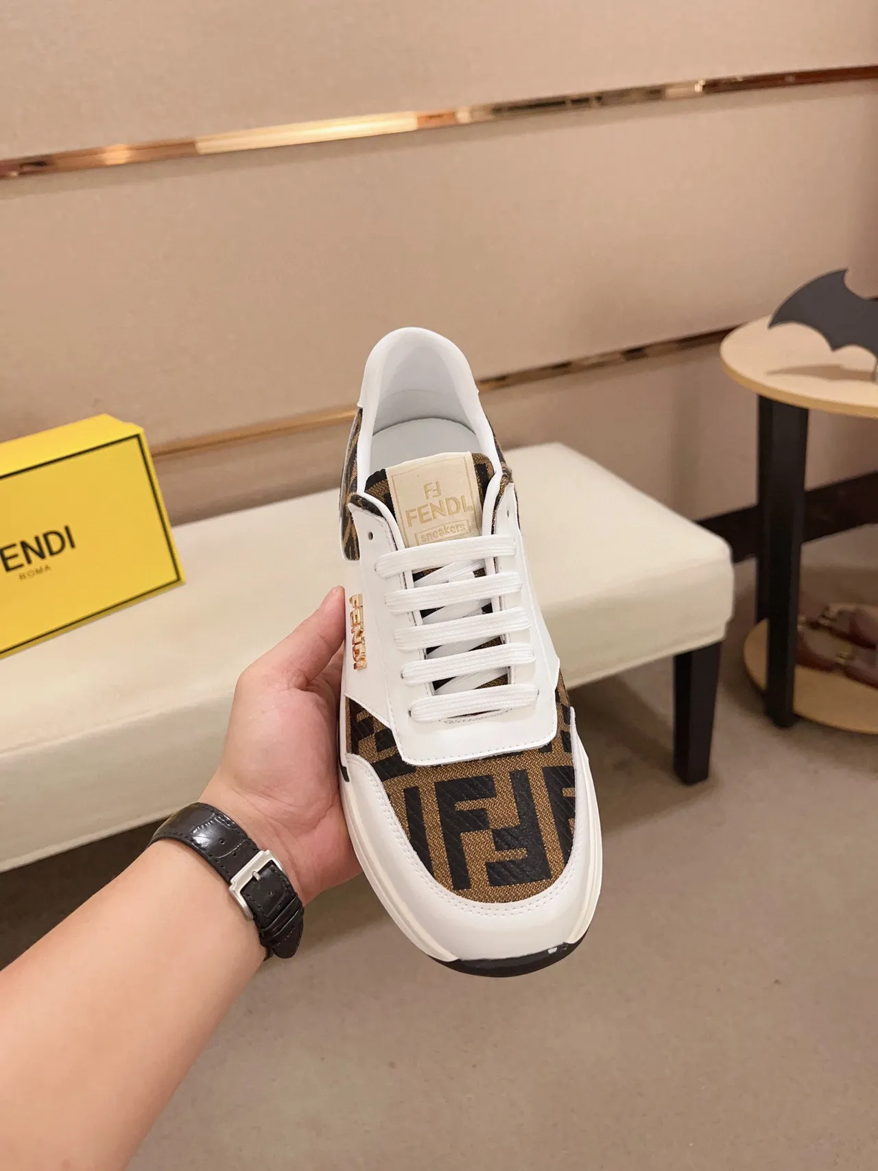 Fendi Tênis Lifestyle Branco e Marrom com Painéis Monogram 9