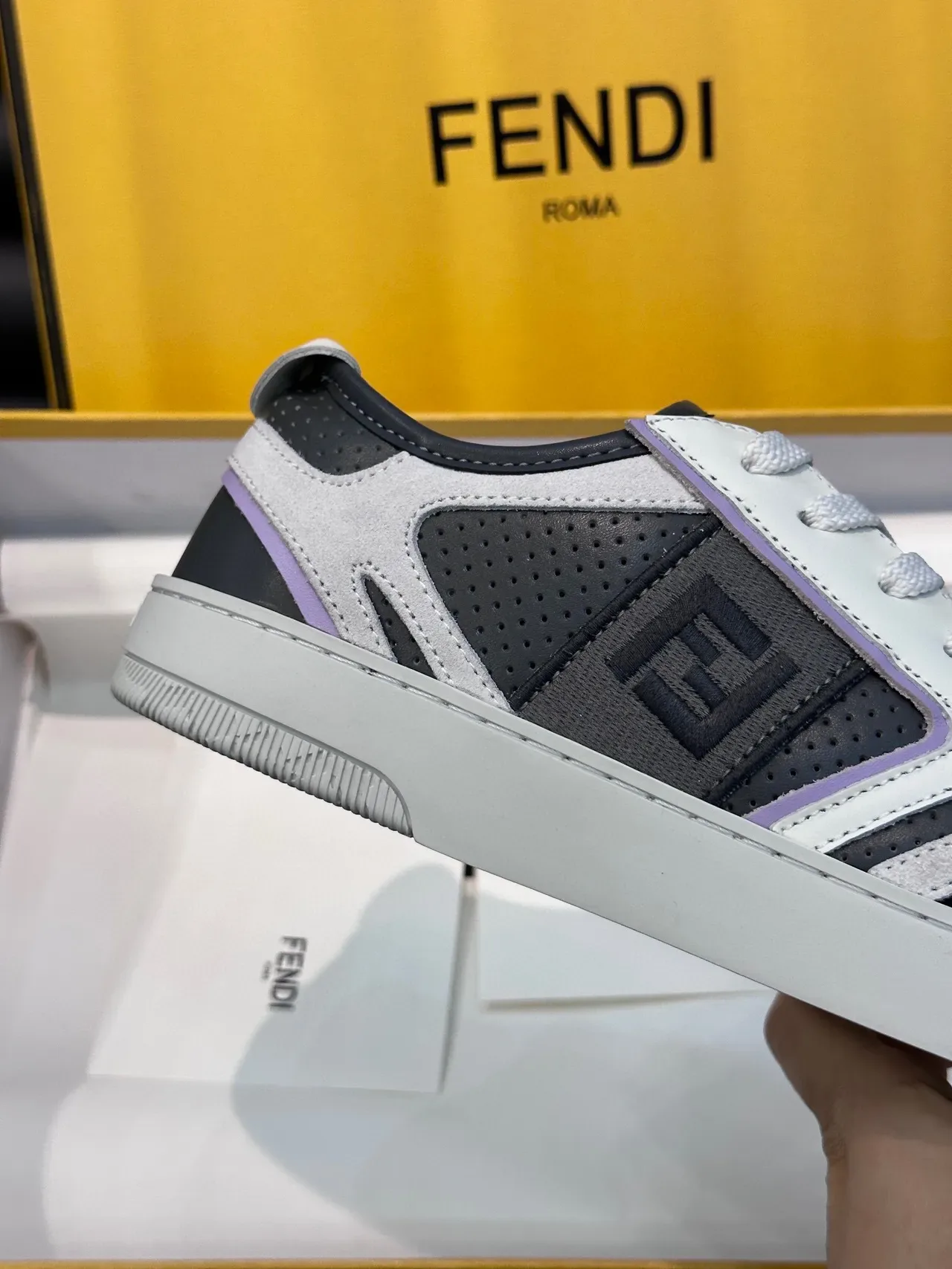 Fendi सफेद ग्रे लेयर्ड मिक्स्ड मटेरियल अपर पर्फोरेटेड पैनल्स लाइफस्टाइल स्नीकर 7