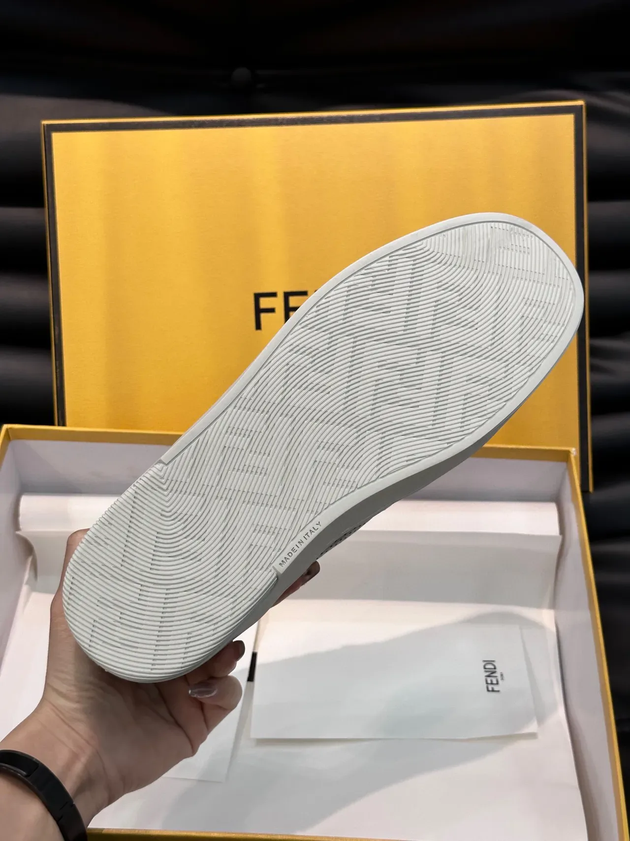 Fendi सफेद ग्रे लेयर्ड मिक्स्ड मटेरियल अपर पर्फोरेटेड पैनल्स लाइफस्टाइल स्नीकर 9