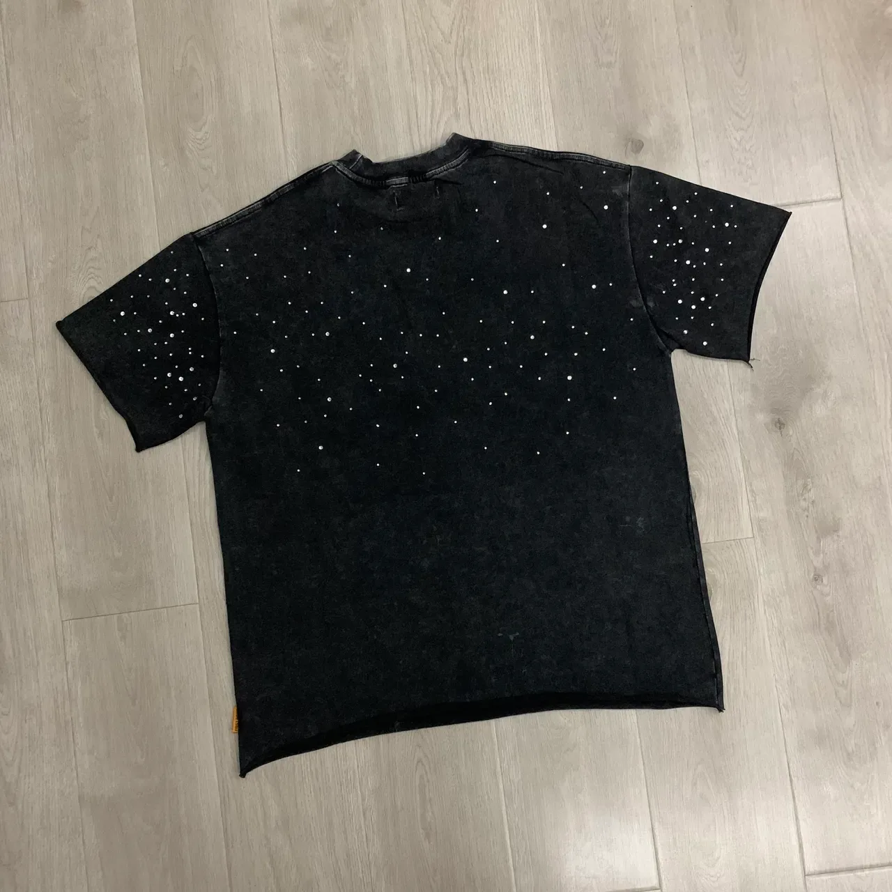 Acid-Wash Black Graphic-Print Angel Motif T-Shirt 6