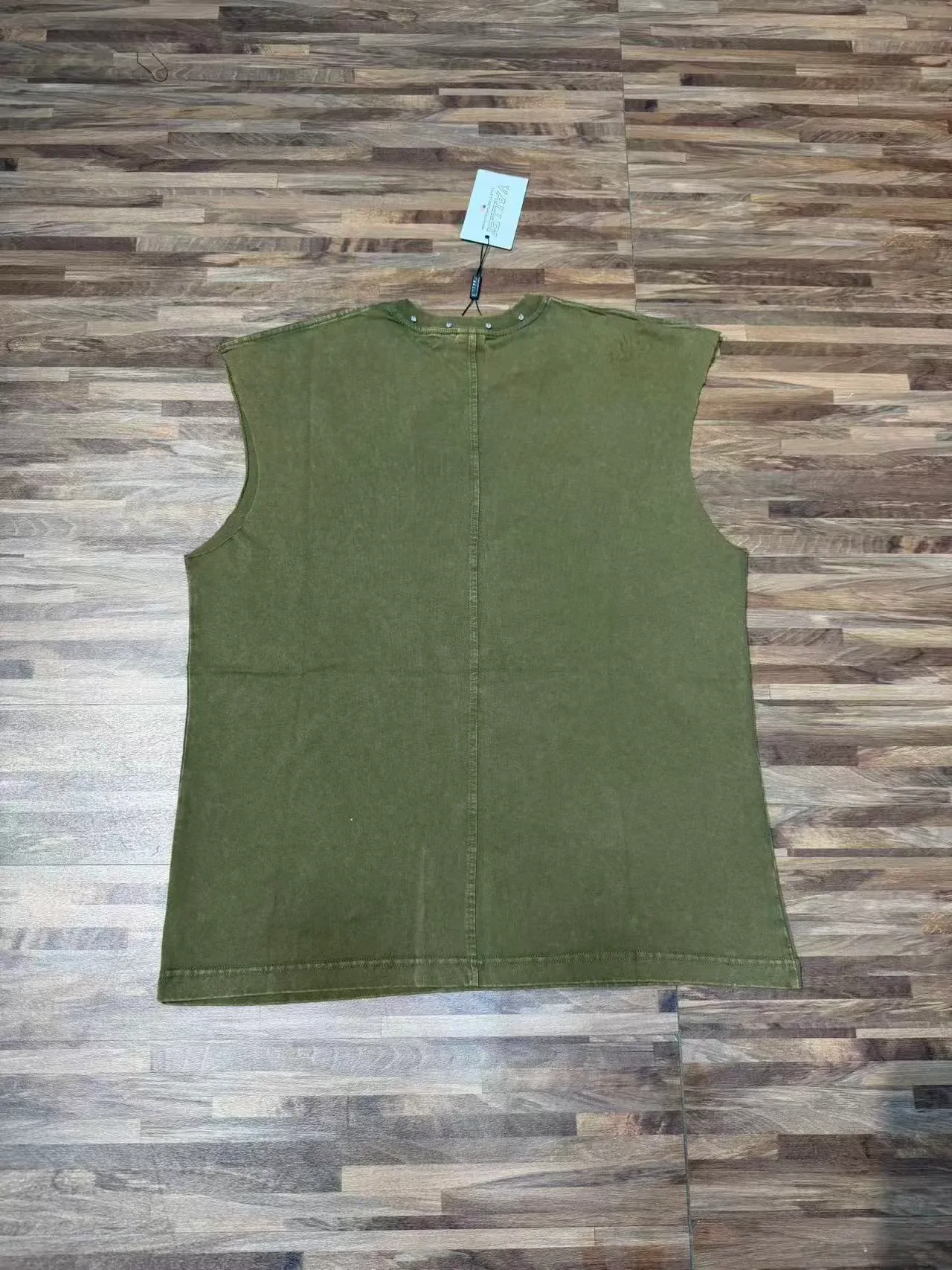 Army Green Black बिना आस्तीन का ग्राफिक-प्रिंट वेस्ट टॉप 11