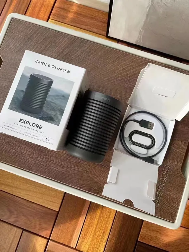 Bang & Olufsen Explore काला ग्रे खुरदुरा एल्यूमिनियम बॉडी गोलाकार रूप पोर्टेबल स्पीकर 2