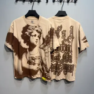 Camiseta gráfica de querubín beige y marrón