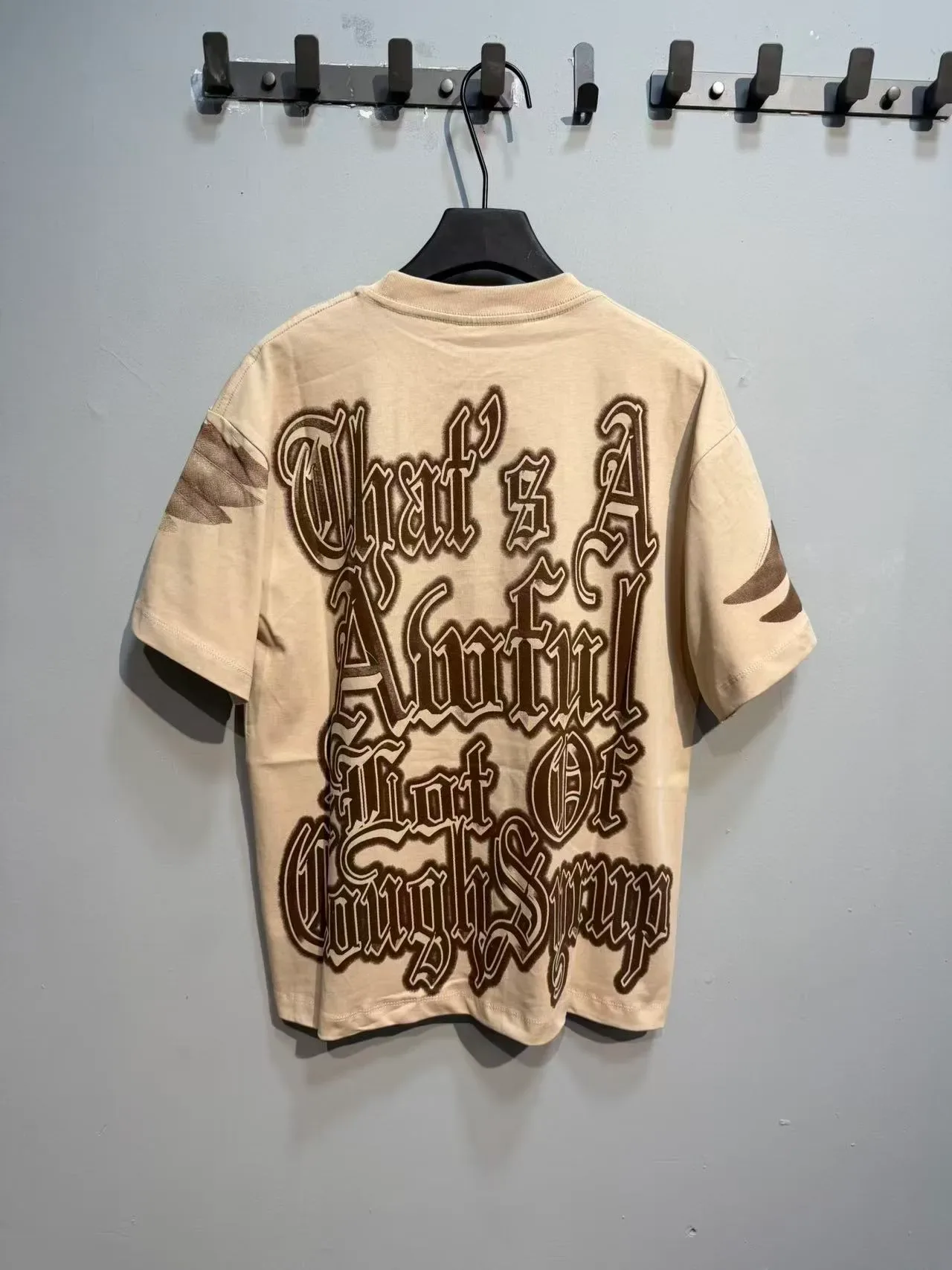 T-shirt graphique chérubin beige et marron 5