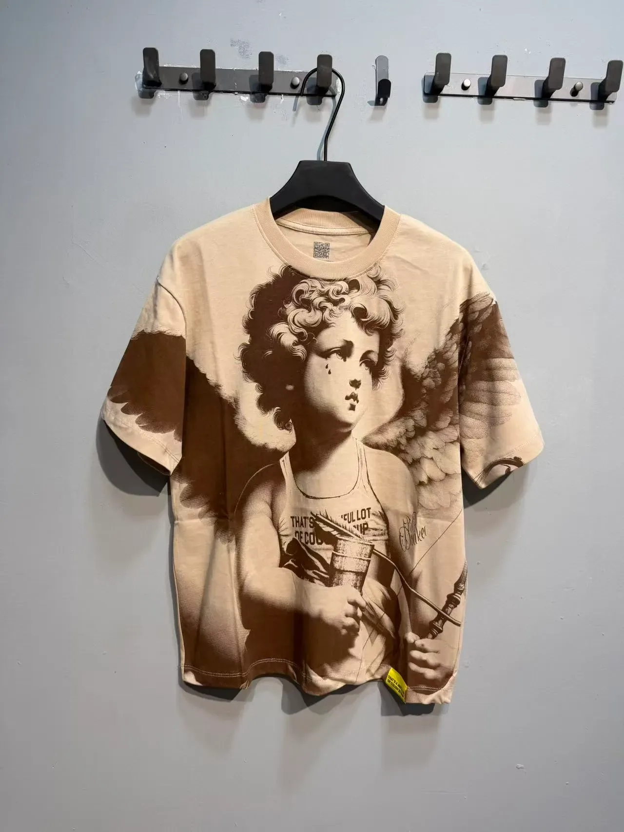 T-shirt graphique chérubin beige et marron 6
