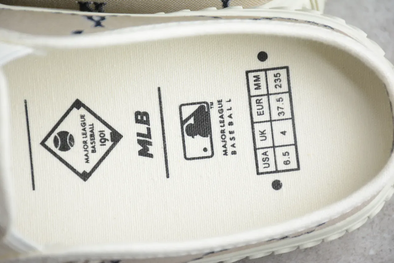 Chaussures canvas slip-on beige et navy avec monogramme 3