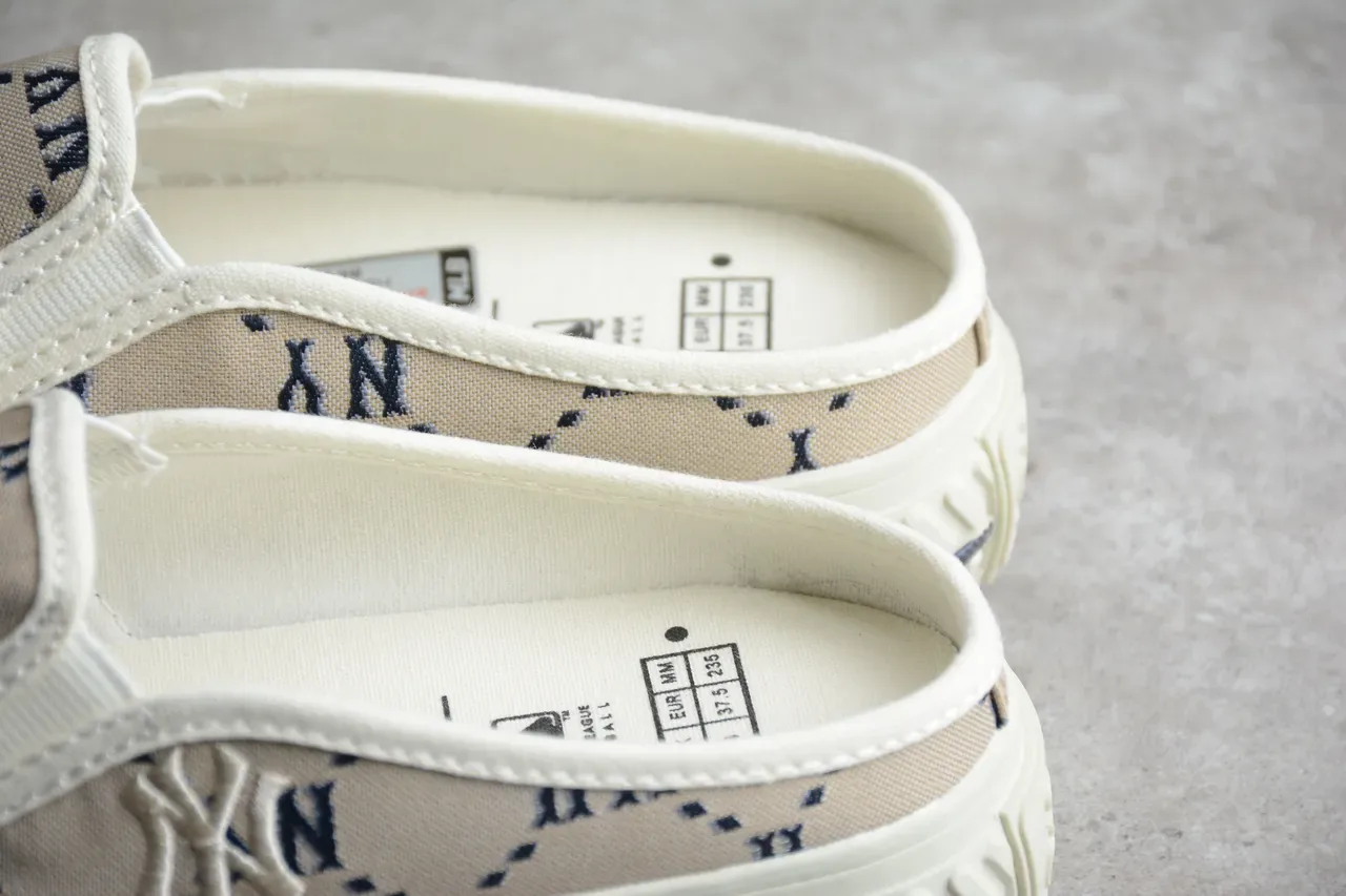 Chaussures canvas slip-on beige et navy avec monogramme 5