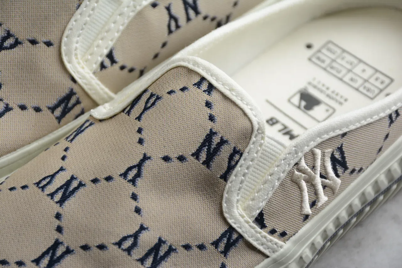 Chaussures canvas slip-on beige et navy avec monogramme 6