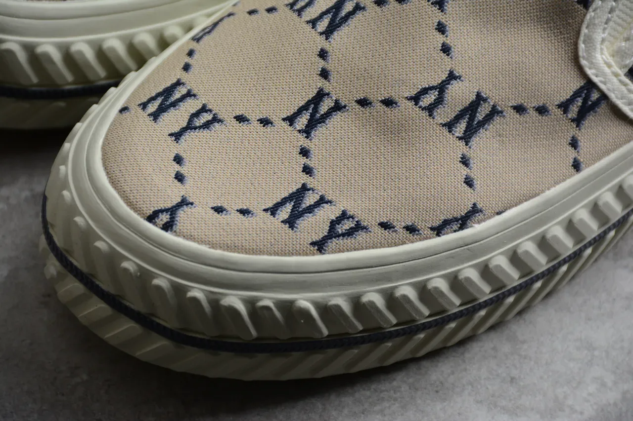 Chaussures canvas slip-on beige et navy avec monogramme 7