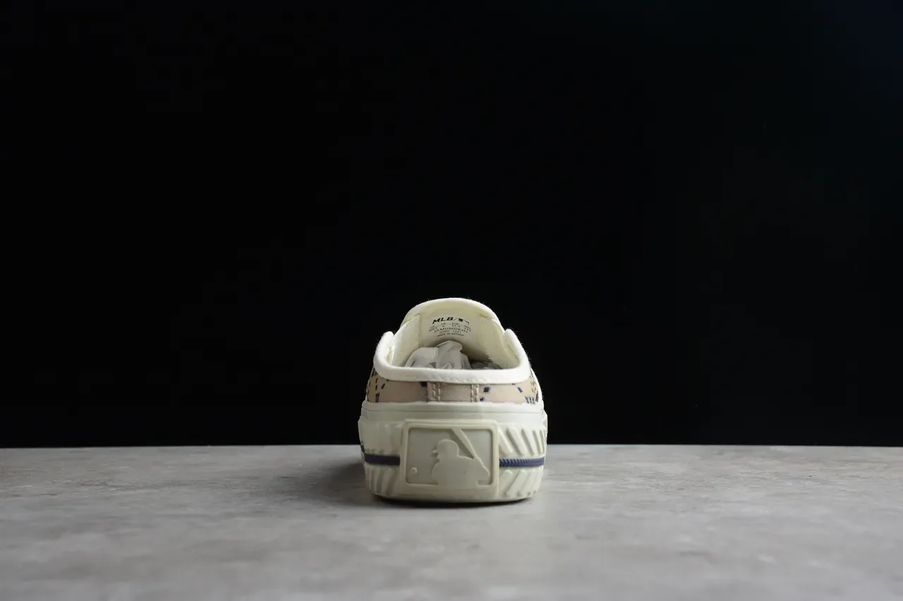 Chaussures canvas slip-on beige et navy avec monogramme 8