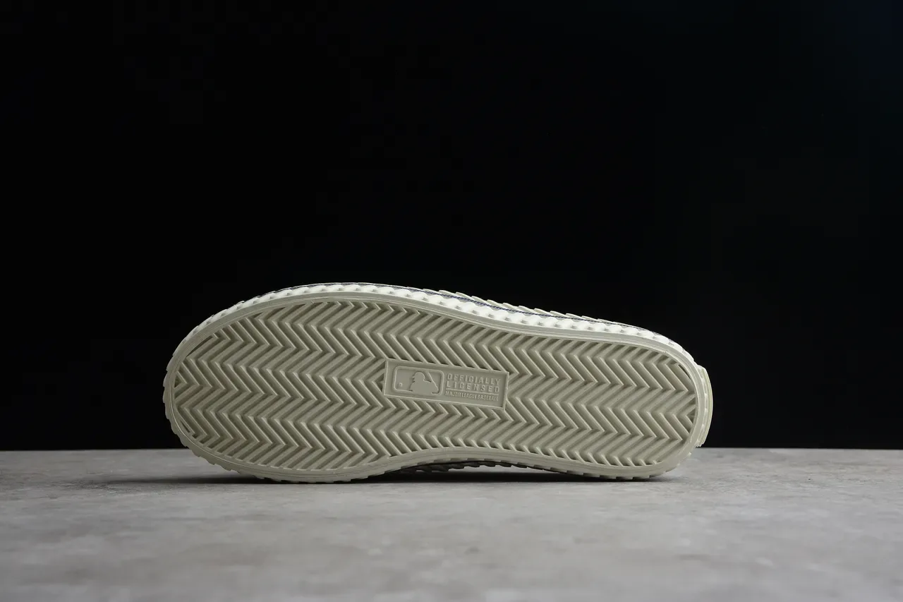 Chaussures canvas slip-on beige et navy avec monogramme 9