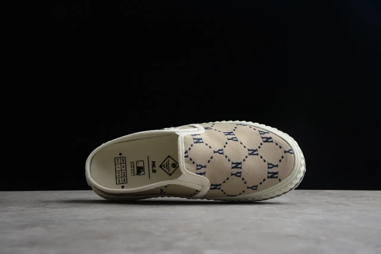 Chaussures canvas slip-on beige et navy avec monogramme 10