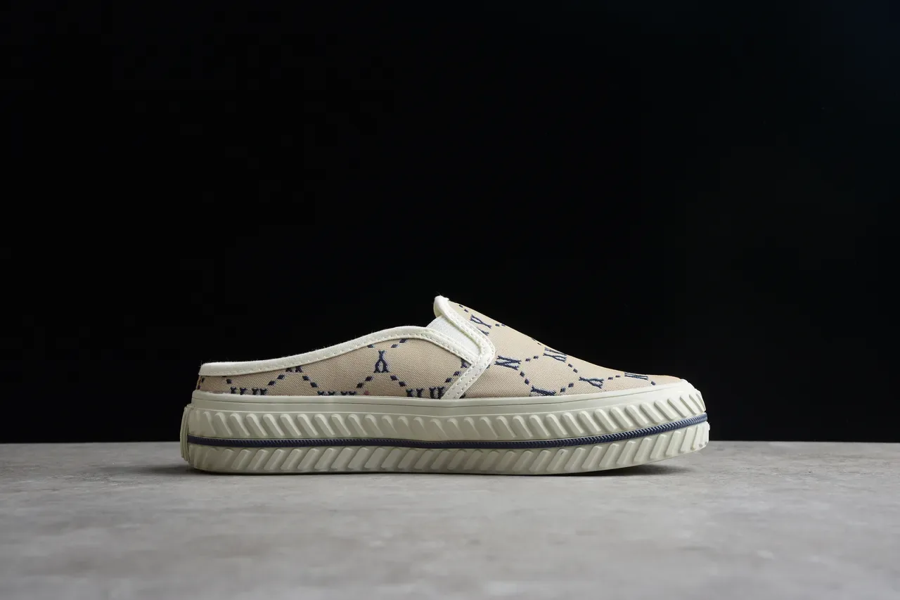 Chaussures canvas slip-on beige et navy avec monogramme 11