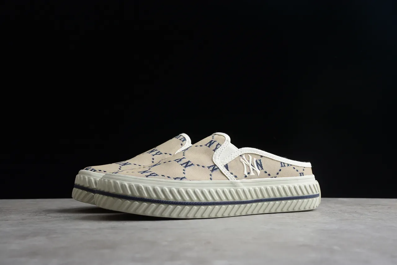 Chaussures canvas slip-on beige et navy avec monogramme 12