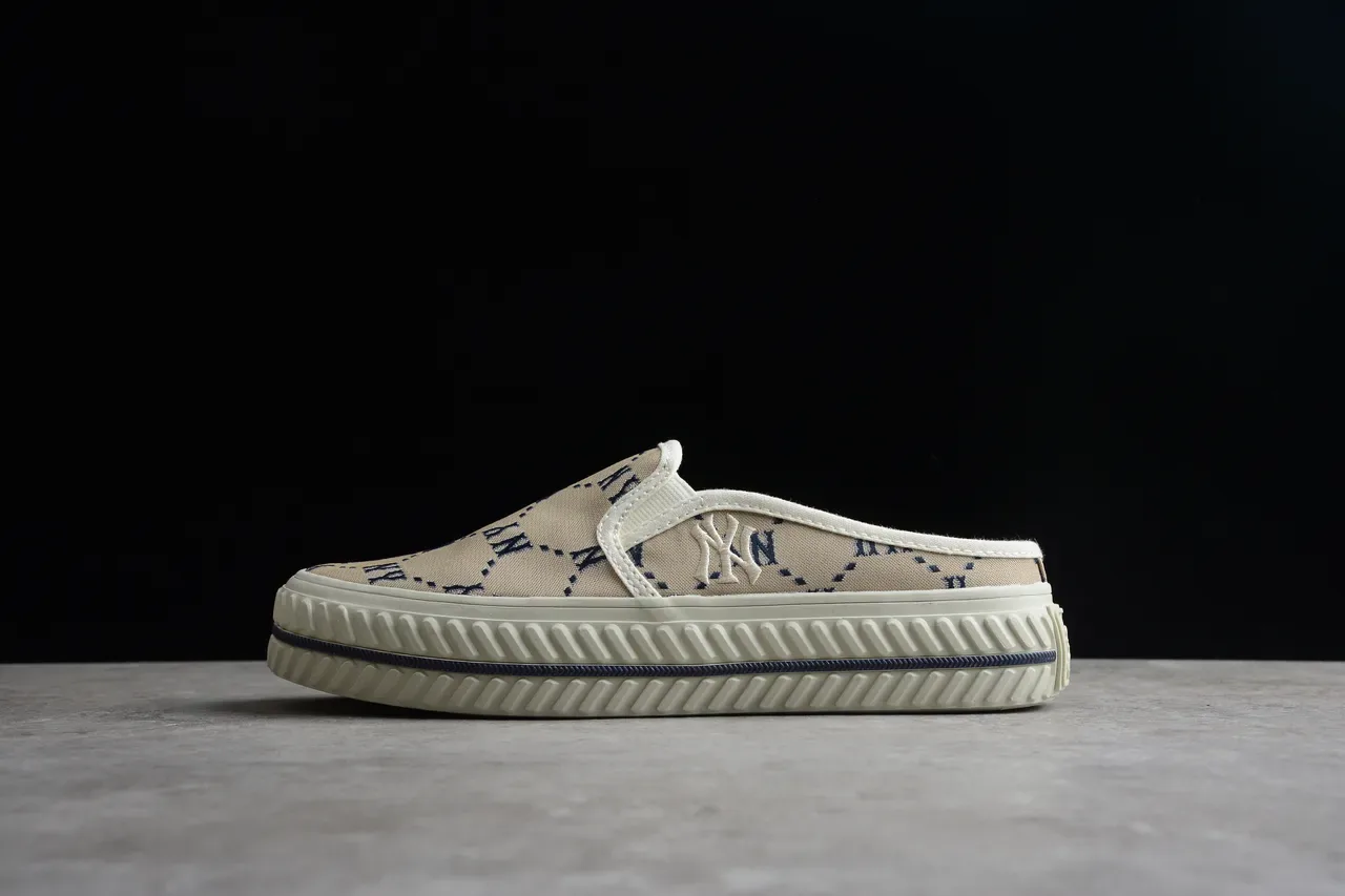 Chaussures canvas slip-on beige et navy avec monogramme 13