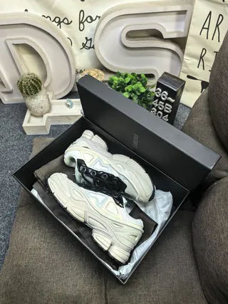 Baskets chunky à semelle beige et noire, superpositions synthétiques en couches 3