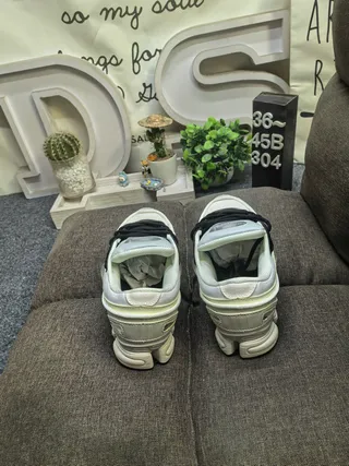 Baskets chunky à semelle beige et noire, superpositions synthétiques en couches 8