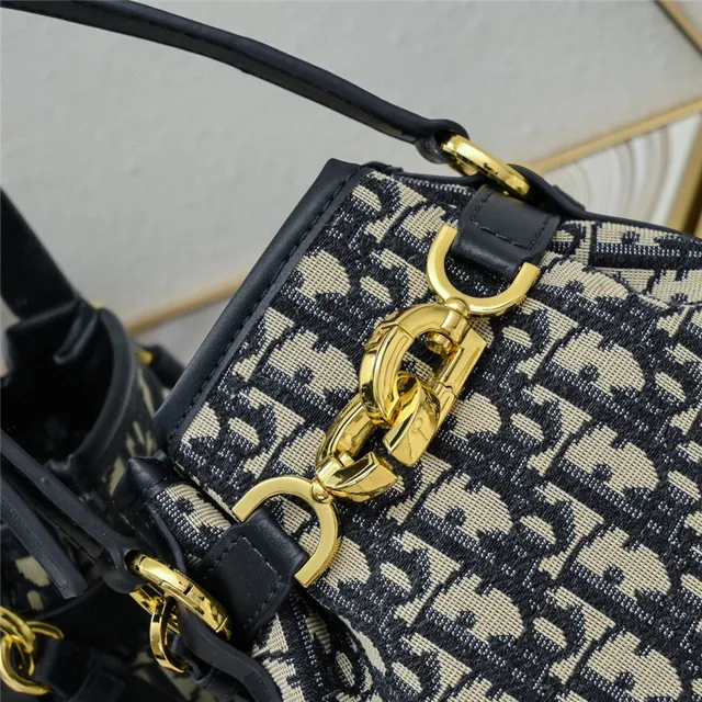 Sac à seau beige marron texture tressée effet rafia similaire bordure en cuir 5