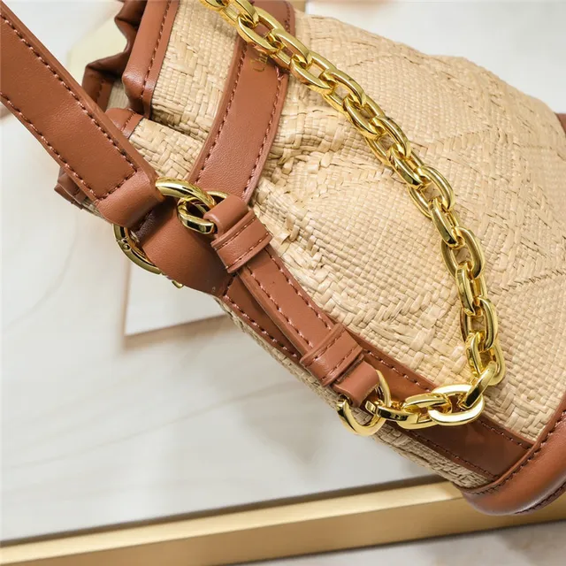 Sac à seau beige marron texture tressée effet rafia similaire bordure en cuir 23