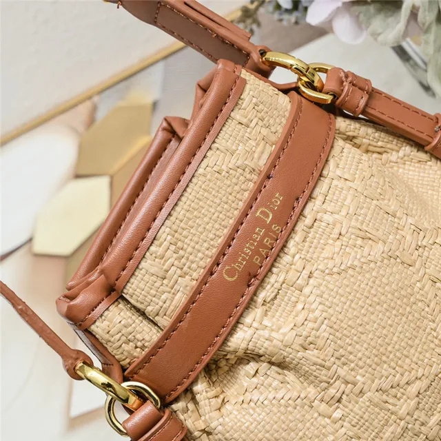 Sac à seau beige marron texture tressée effet rafia similaire bordure en cuir 24
