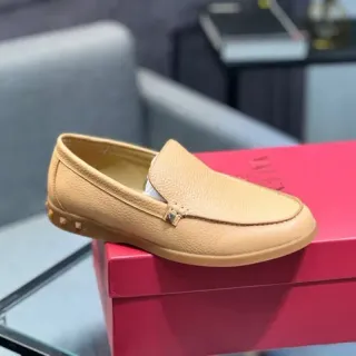 Mocasín de cuero beige con costura Moc-Toe y textura granulada