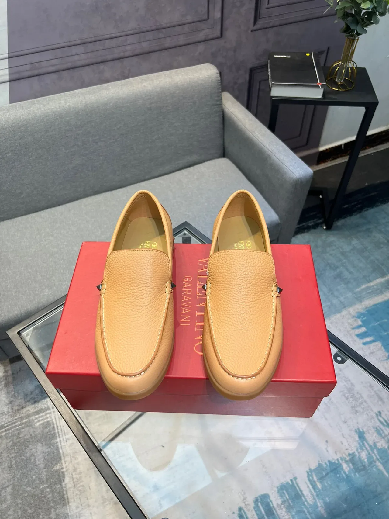 Beige Pebbled Leather Moc-Toe Stitching Loafer 3