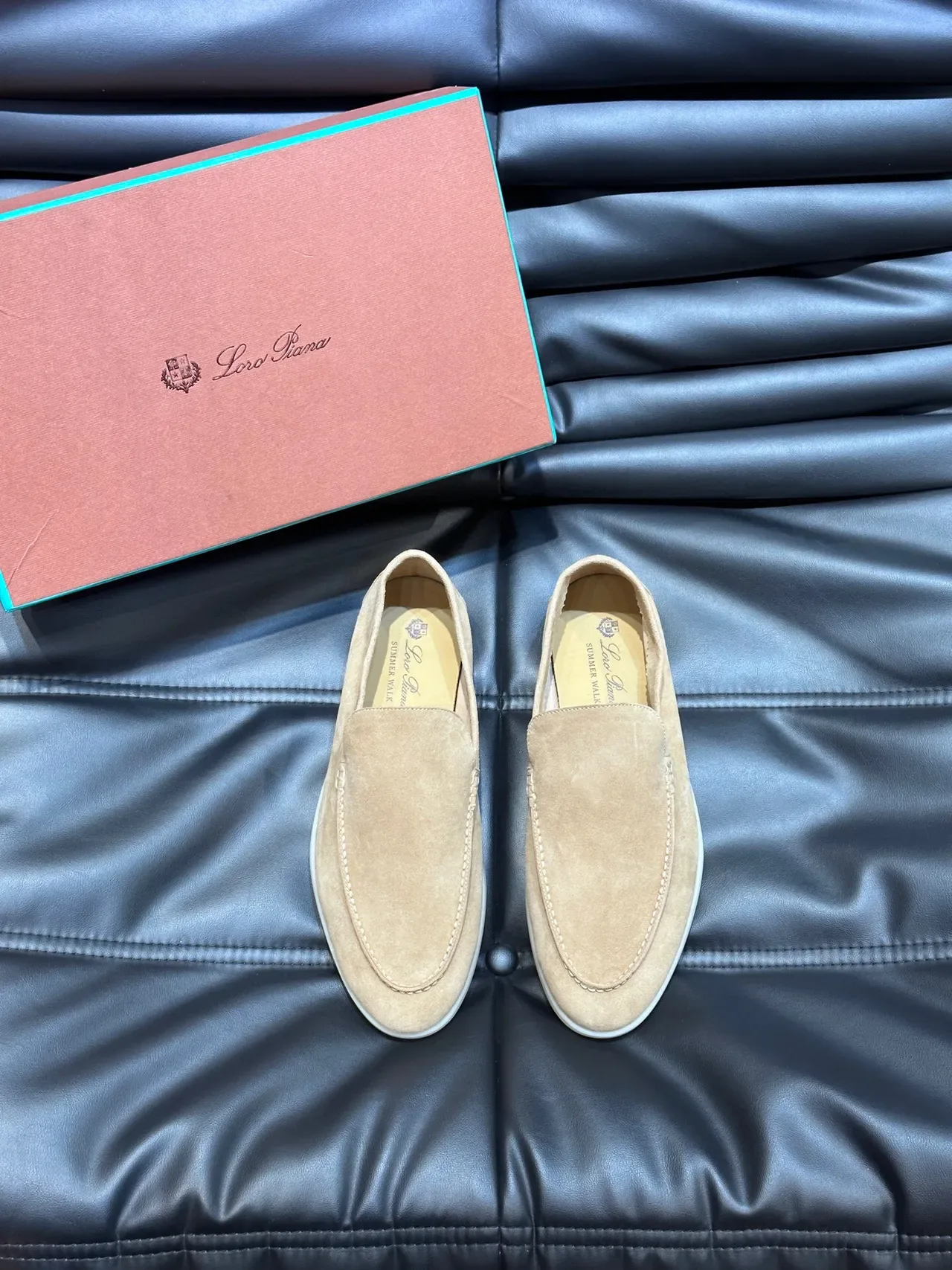 Loafer daim beige et blanc avec couture moccasin sur le vamp 2