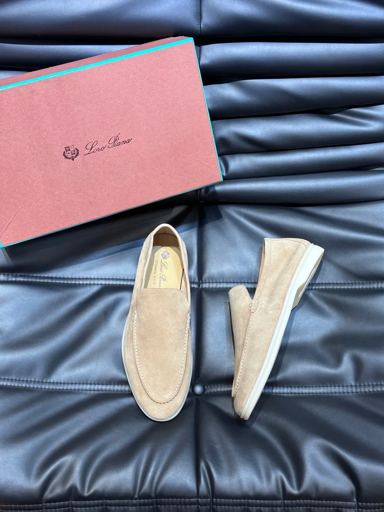Loafer daim beige et blanc avec couture moccasin sur le vamp 3