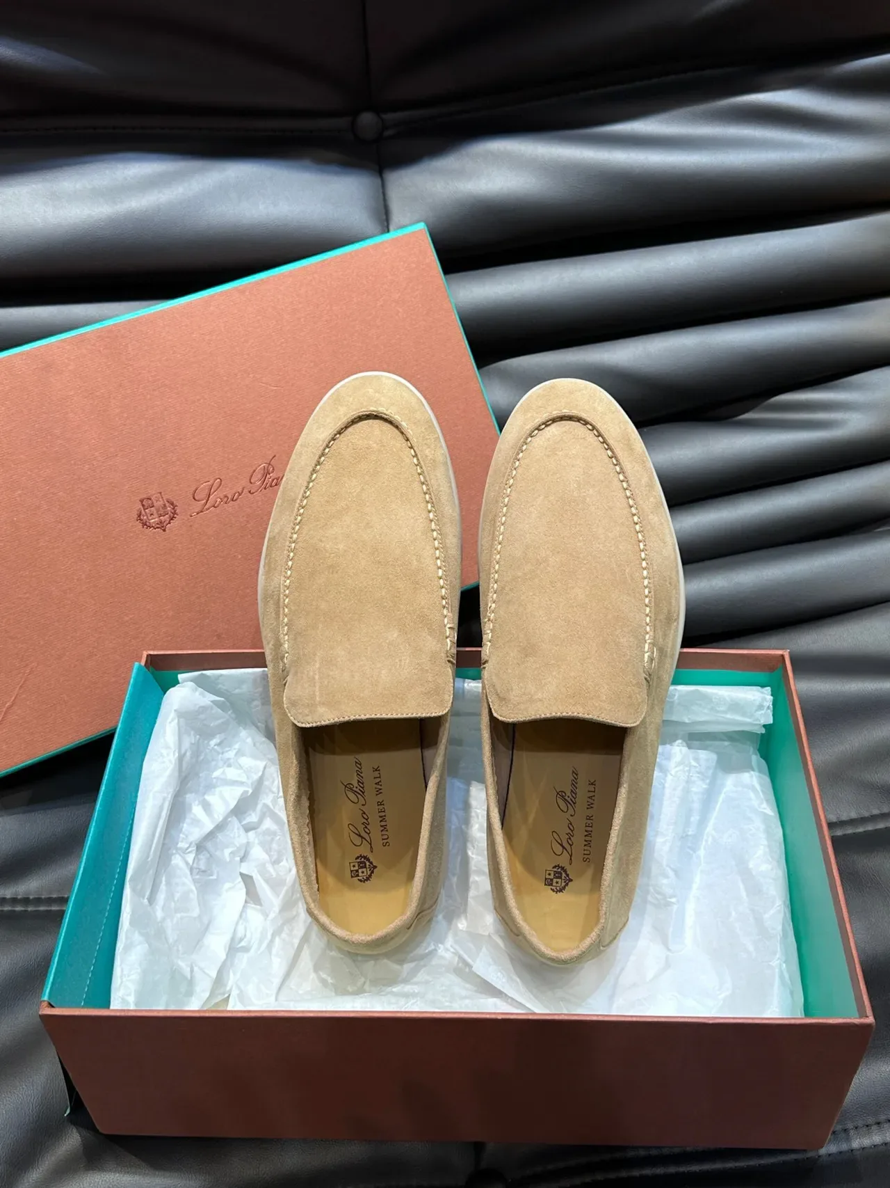Loafer daim beige et blanc avec couture moccasin sur le vamp 4