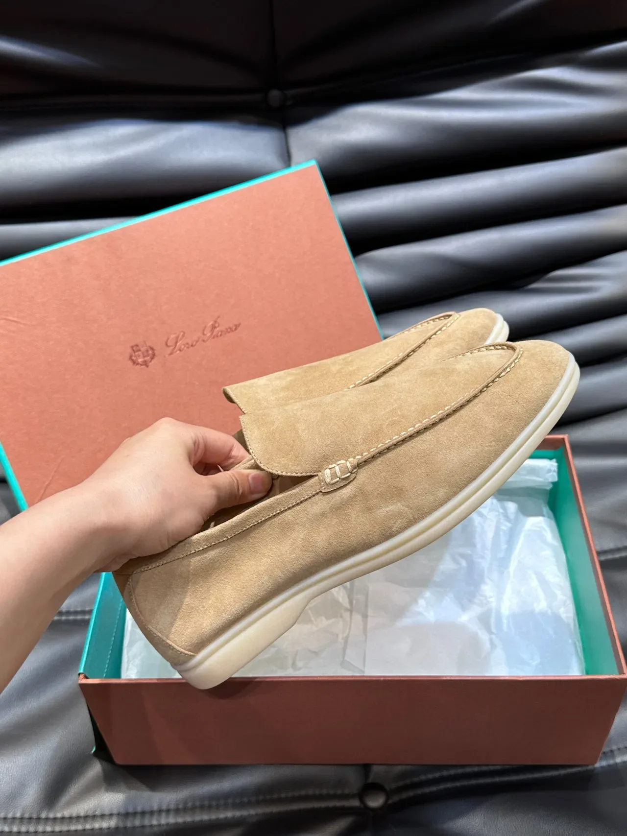 Loafer daim beige et blanc avec couture moccasin sur le vamp 5