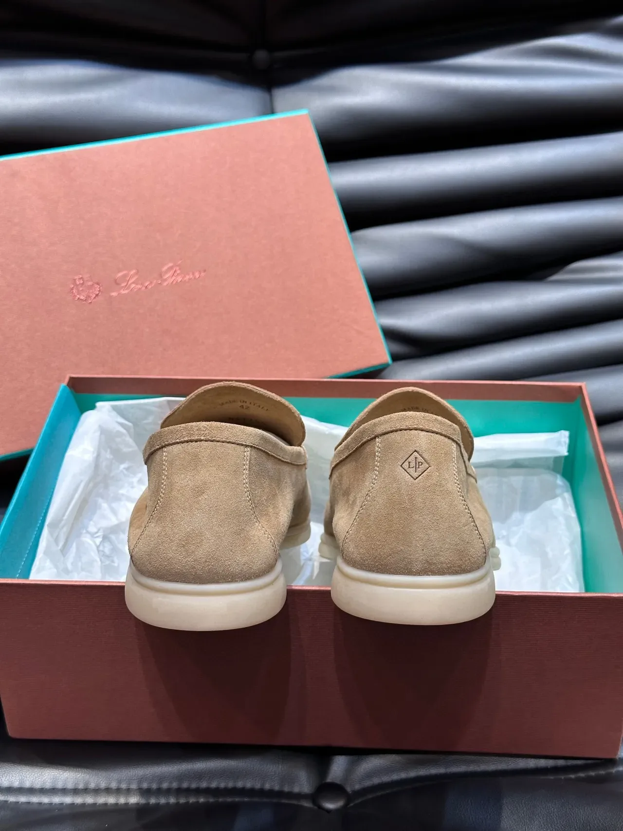 Loafer daim beige et blanc avec couture moccasin sur le vamp 6