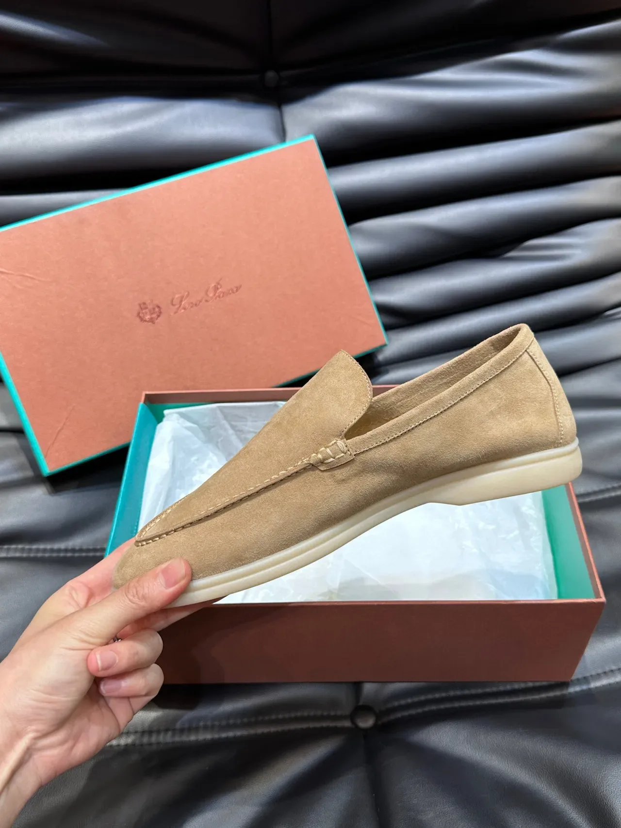 Loafer daim beige et blanc avec couture moccasin sur le vamp 7