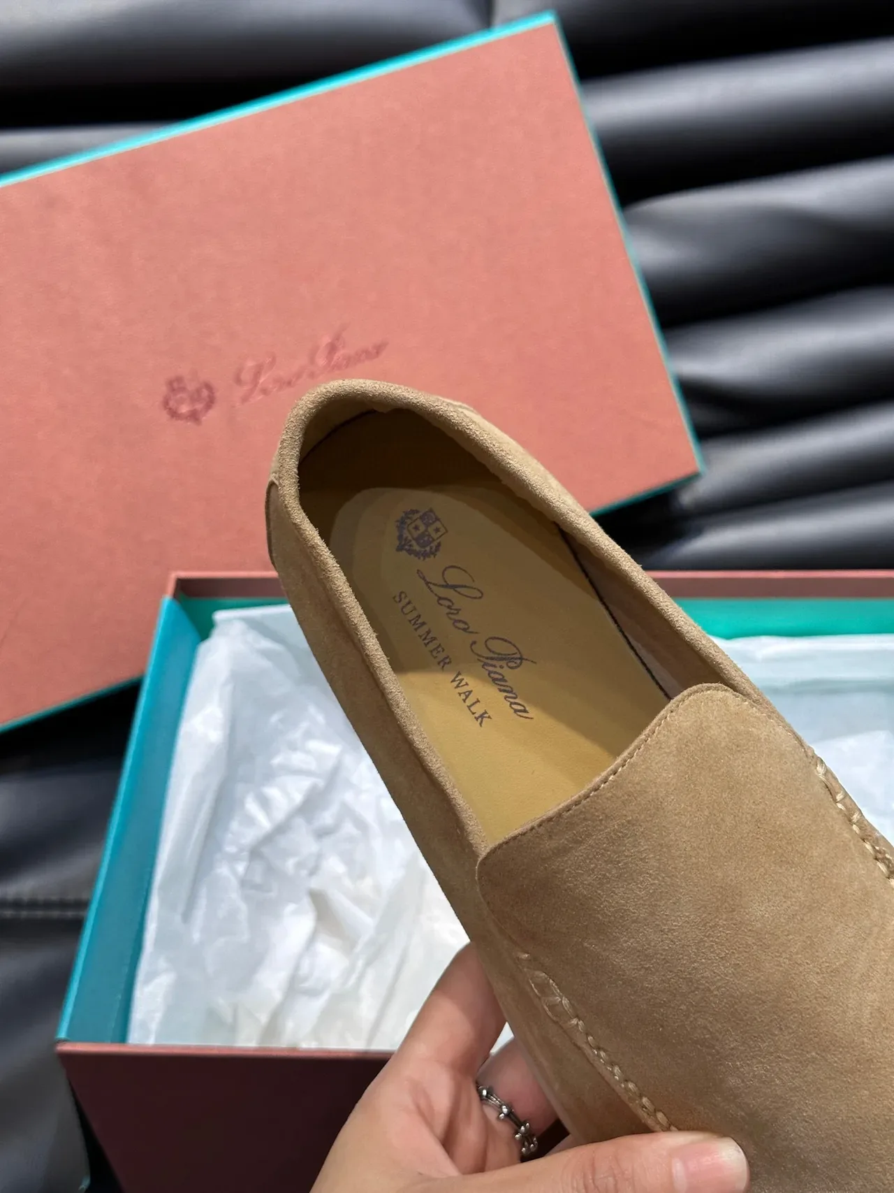 Loafer daim beige et blanc avec couture moccasin sur le vamp 8