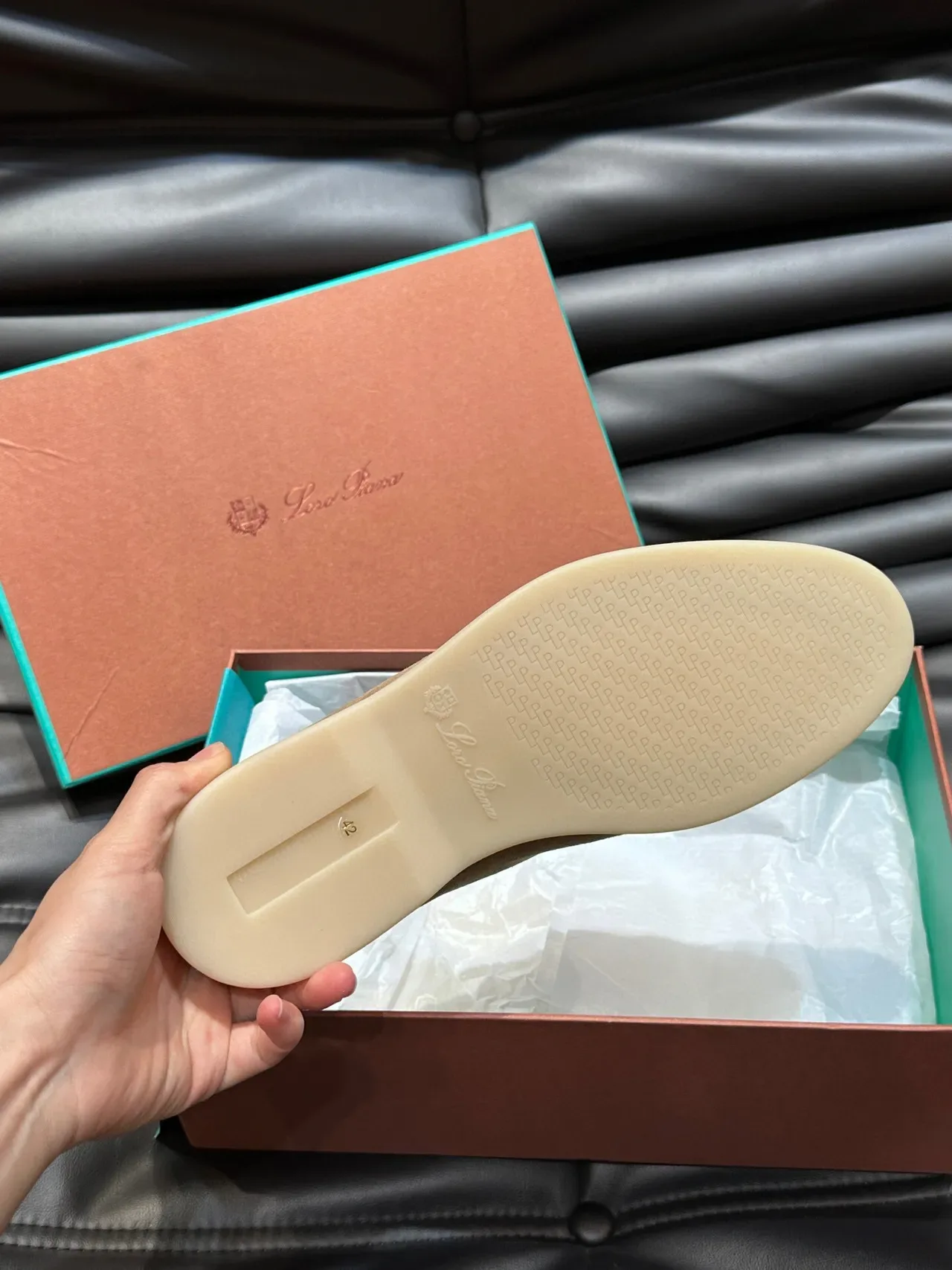 Loafer daim beige et blanc avec couture moccasin sur le vamp 9