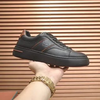 حذاء رياضي جلدي أسود ونحاسي أكسنت منخفض