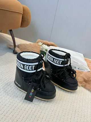 Botas de nieve con cordones aisladas en negro y crema 5