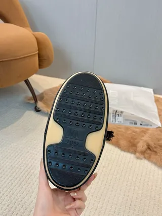 Botas de nieve con cordones aisladas en negro y crema 6