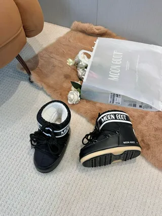 Botas de nieve con cordones aisladas en negro y crema 8
