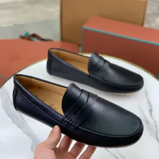 Loafer de cuero de grano negro y beige con correa penny