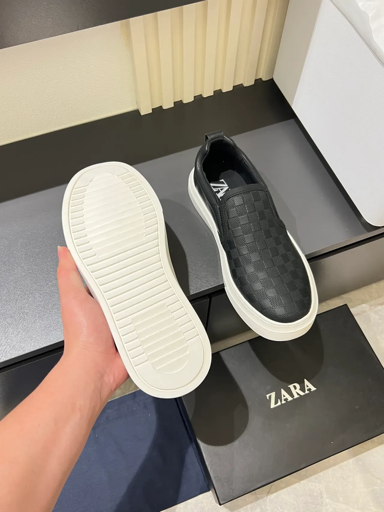 Sapatos Casuais Slip-On de Plataforma com Textura Xadrez em Preto 3