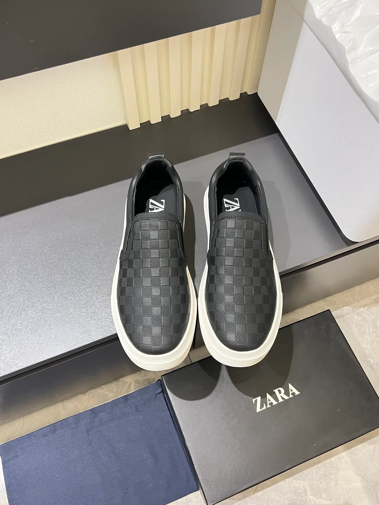 Sapatos Casuais Slip-On de Plataforma com Textura Xadrez em Preto 5