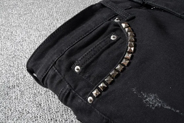 Jeans noirs distressed avec patchwork et rivets 7