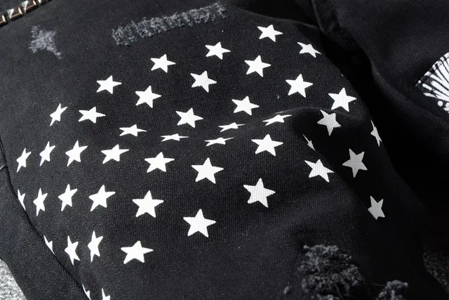 Jeans noirs distressed avec patchwork et rivets 10