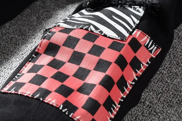 Jeans noirs distressed avec patchwork et rivets 11