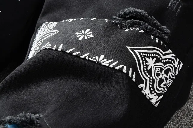 Jeans noirs distressed avec patchwork et rivets 12