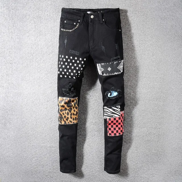 Jeans noirs distressed avec patchwork et rivets 16