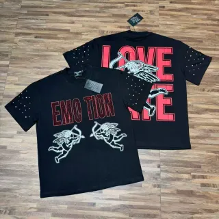 Camiseta negra con estampado gráfico, manga de pedrería y motivo de Cupido
