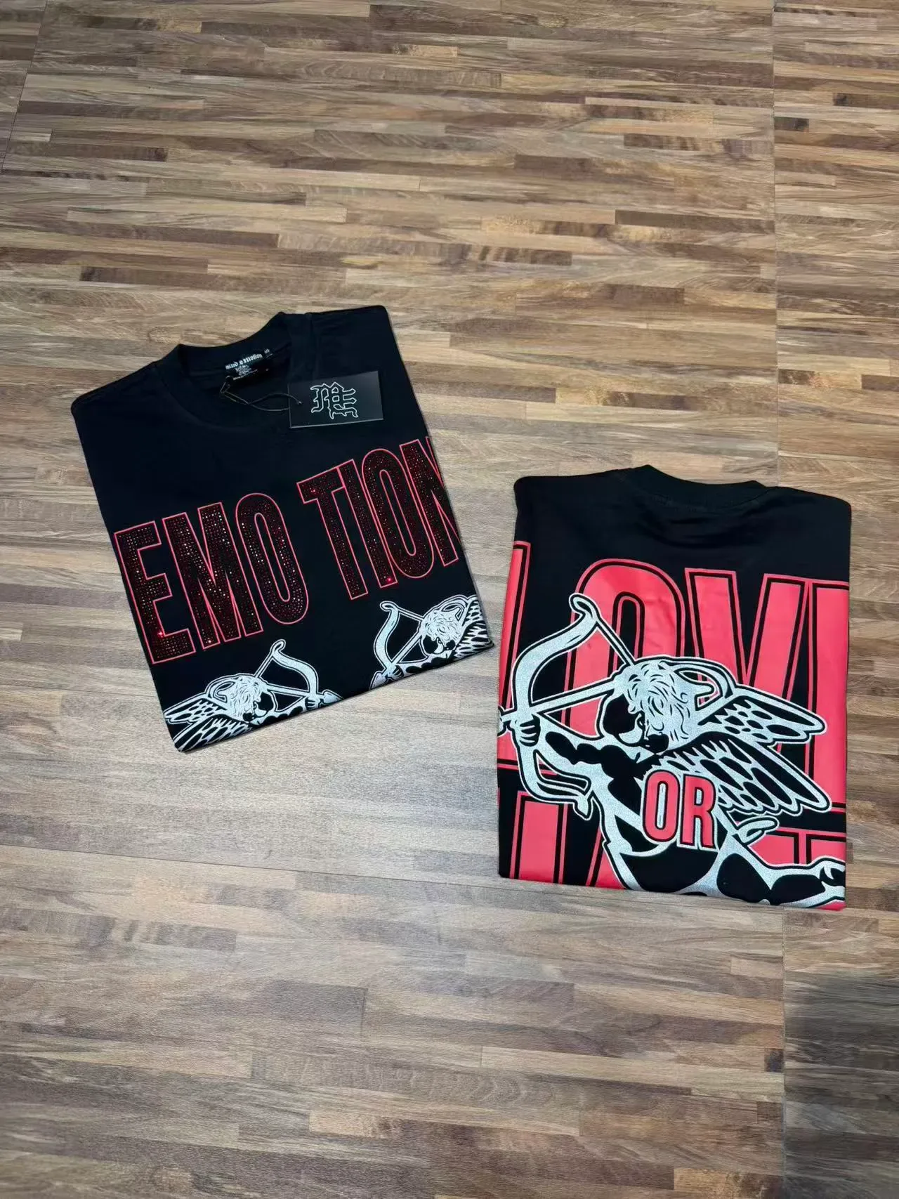 Camiseta preta com estampa gráfica, manga de strass e motivo Cupido 5